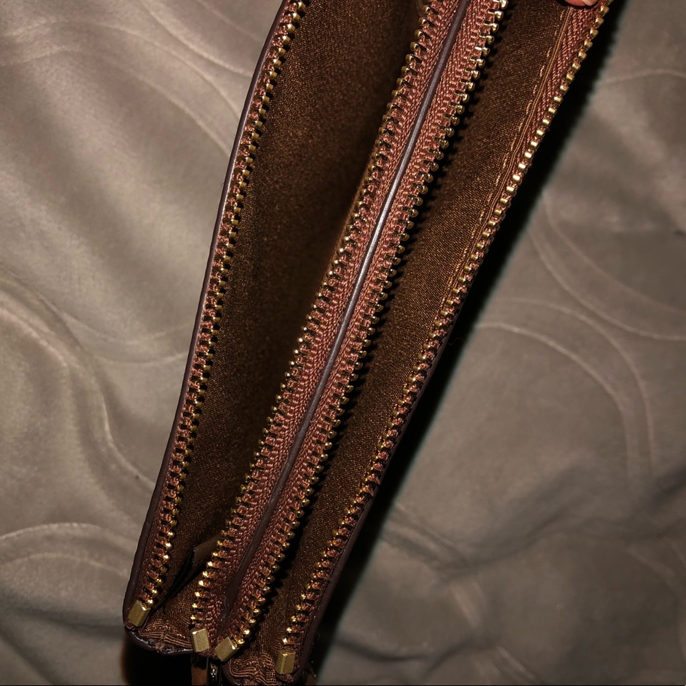 Coach small wristlet, never worn. Tags on it - Picture 4 of 6